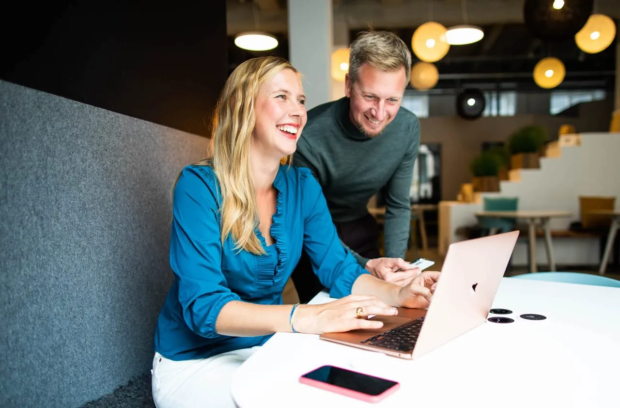 Inga und Sören von leckerPostings bei der Arbeit